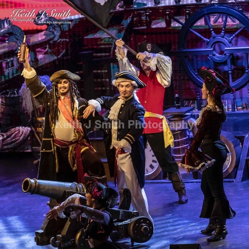 7KJS1032 - Ambition show team