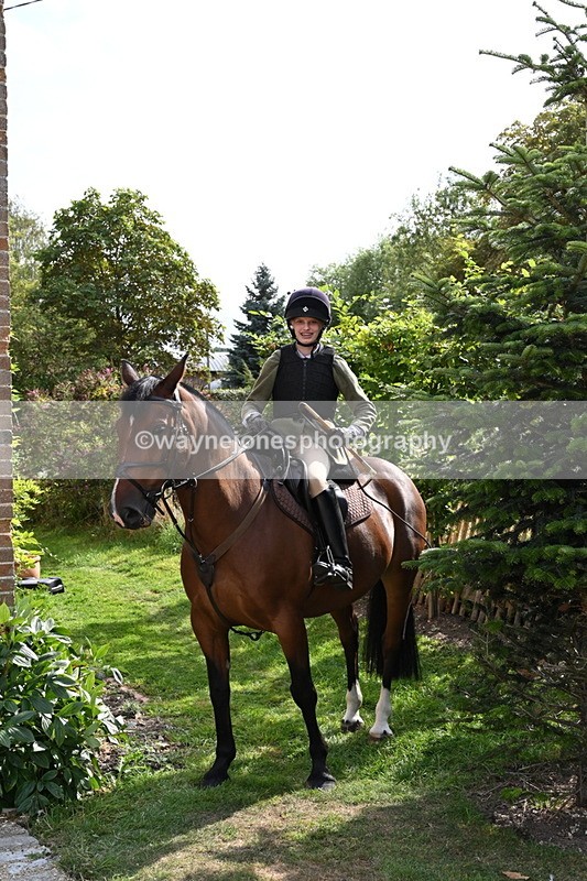 WJ6_3274 - Berks & Bucks - The Old farmhouse - Hound Exercise 20-08-25