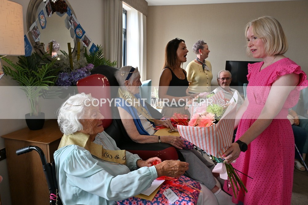 AM3_1356 - Iris and Betty.