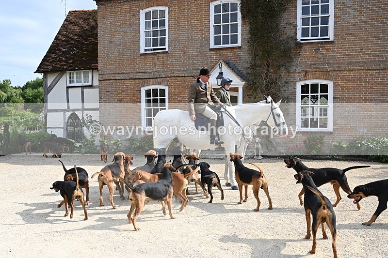 WJ6_3292 - Berks & Bucks - The Old farmhouse - Hound Exercise 20-08-25