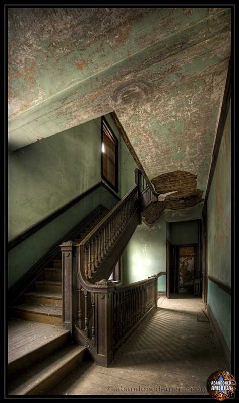 Abandoned boarding house - Matthew Christopher's Abandoned America