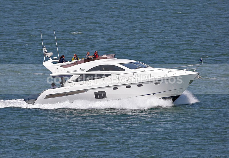 FAIRLINE PHANTOM 160508 Y92A6526 - Flybridge Cruisers