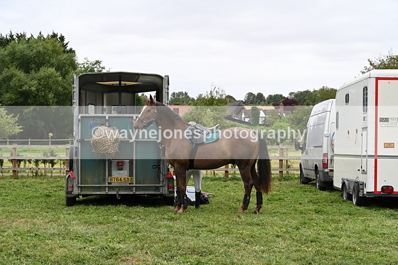 WJ6_2958 - Berks & Bucks - The Old farmhouse - Hound Exercise 20-08-25