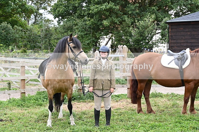 WJ6_2869 - Berks & Bucks - The Old farmhouse - Hound Exercise 20-08-25