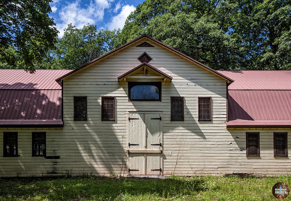 Catskill Game Farm (Catskill, NY) | Giraffe House - Catskill Game Farm