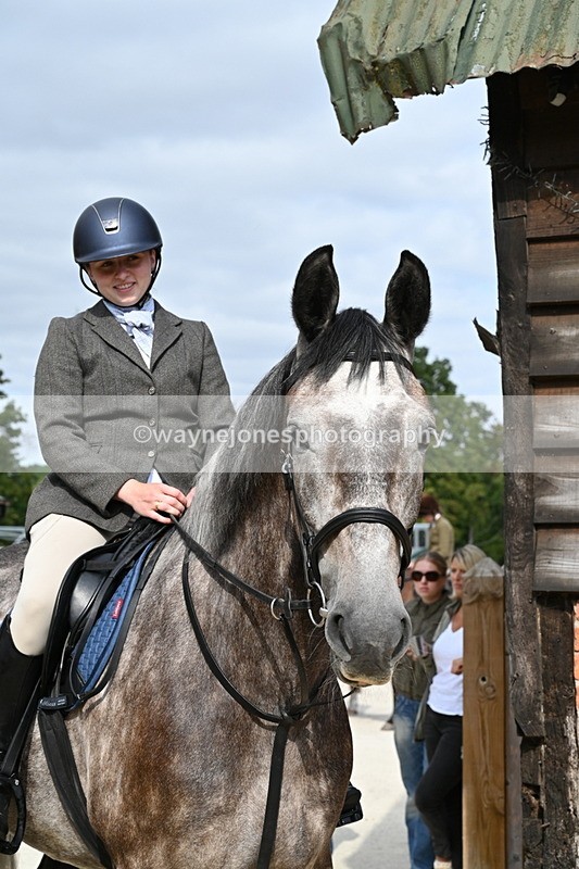 WJ6_3350 - Berks & Bucks - The Old farmhouse - Hound Exercise 20-08-25