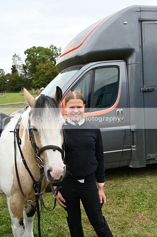 WJ6_2842 - Berks & Bucks - The Old farmhouse - Hound Exercise 20-08-25