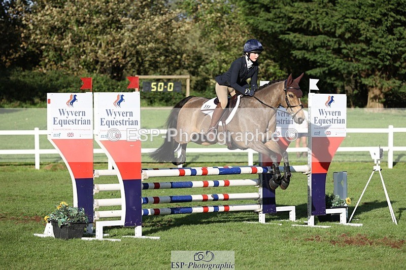 231022-155458-30005 - 558-BATHLEYHILLS.GOLDEN.SPRAY-Cleo.Whitbread-TrotUp+SJ