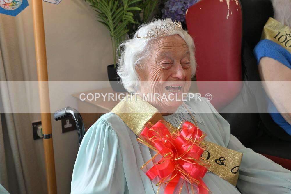 AM3_1458 - Iris and Betty.