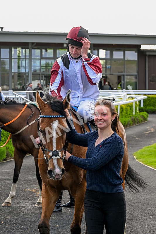 110526-Race 6-Betties Bay-1309 - Race 6 5.00pm Racing Again 21st May Fillies' Handicap
