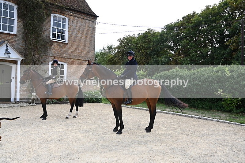 WJ6_3444 - Berks & Bucks - The Old farmhouse - Hound Exercise 20-08-25