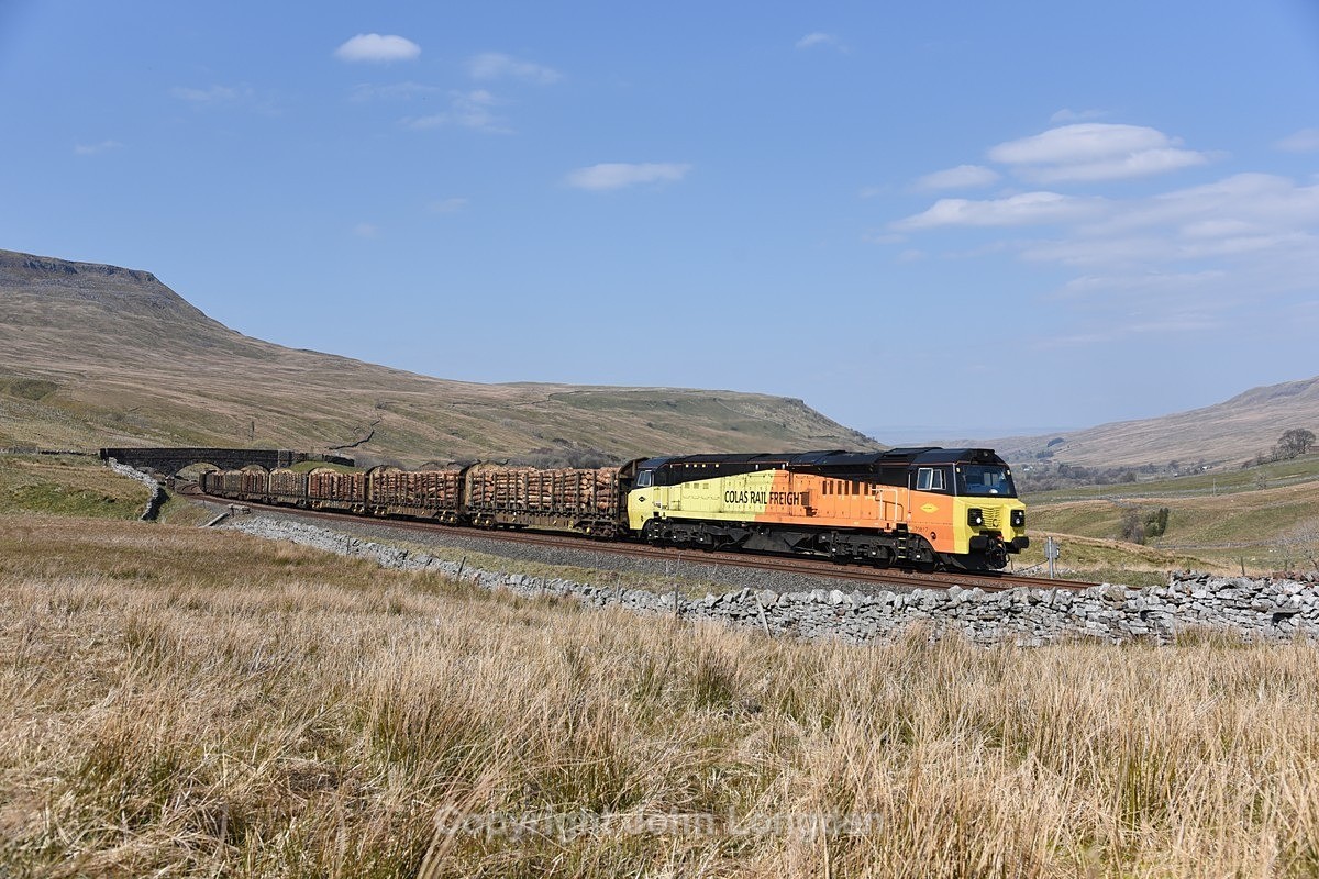JL - 19.4.21 70817 6J37 Carlisle - Chirk, Ais Gill - Ais Gill (road bridge southbound)
