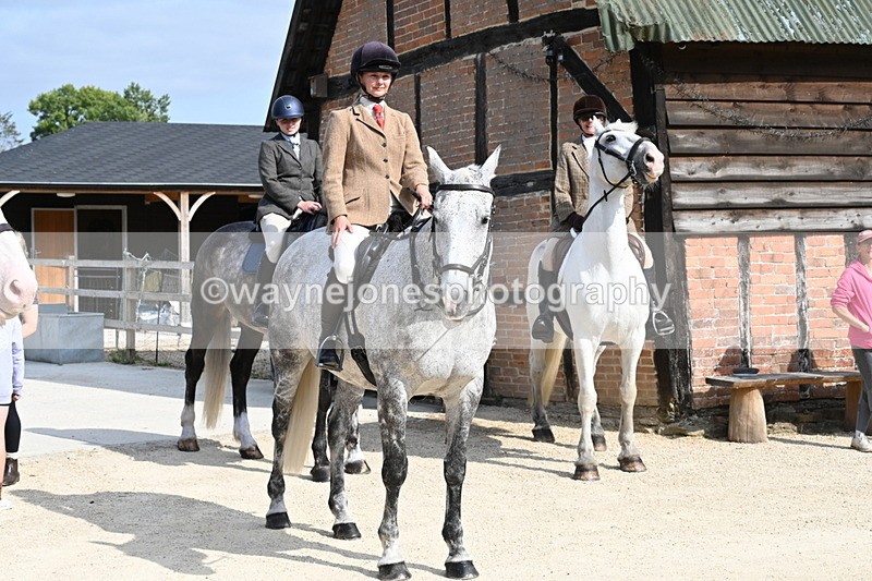WJ6_3228 - Berks & Bucks - The Old farmhouse - Hound Exercise 20-08-25