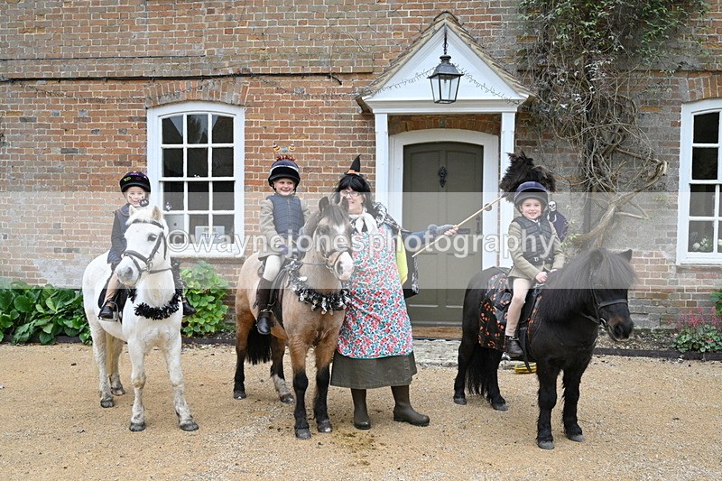 WJ7_6822 - Berks & Bucks - Children's Meet - The Old Farmhouse – Steventon.