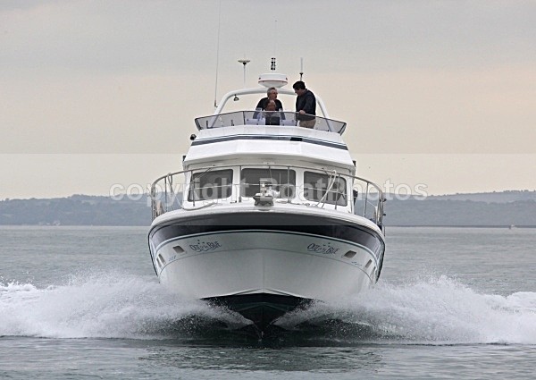 090930 OUT OF THE BLUE IMG_0123 - Flybridge Cruisers