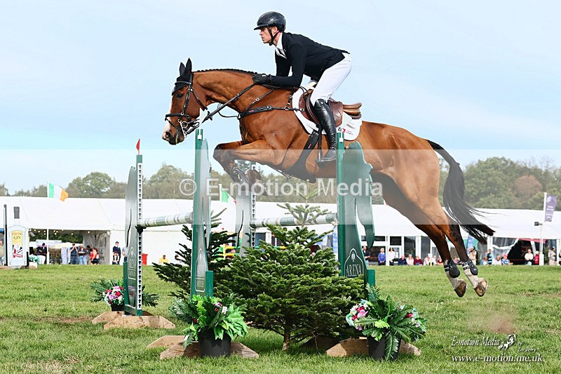 SJ 041026 915a - Equestrian