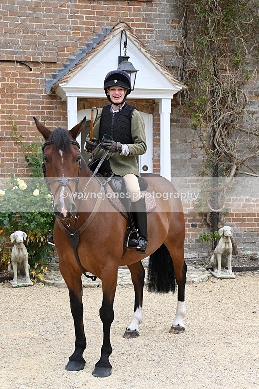 WJ6_3590 - Berks & Bucks - The Old farmhouse - Hound Exercise 20-08-25