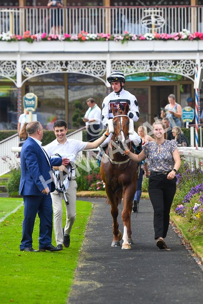 100923-Race 7-Looking For Lynda-1278 - Race 7 4.55pm Brian Taylor 50 Not Out Apprentice Handicap