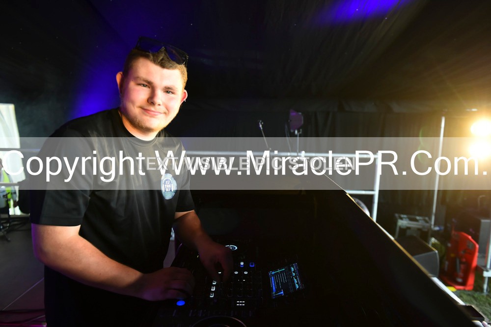 SH4_9933 - Tj the DJ