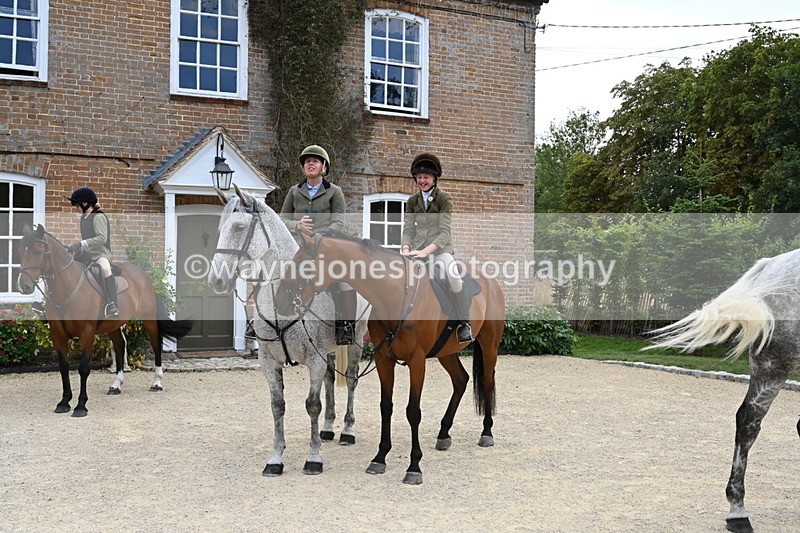 WJ6_3646 - Berks & Bucks - The Old farmhouse - Hound Exercise 20-08-25