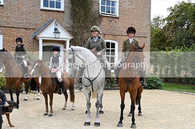 WJ6_3659 - Berks & Bucks - The Old farmhouse - Hound Exercise 20-08-25