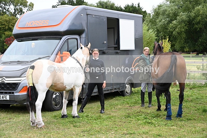 WJ6_2821 - Berks & Bucks - The Old farmhouse - Hound Exercise 20-08-25