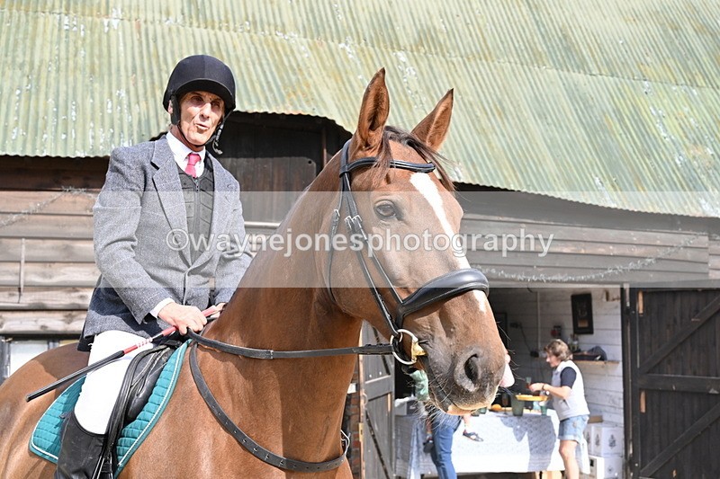 WJ6_3315 - Berks & Bucks - The Old farmhouse - Hound Exercise 20-08-25