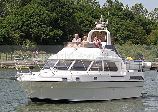 100613 VARVARA IMG_2067 - Flybridge Cruisers