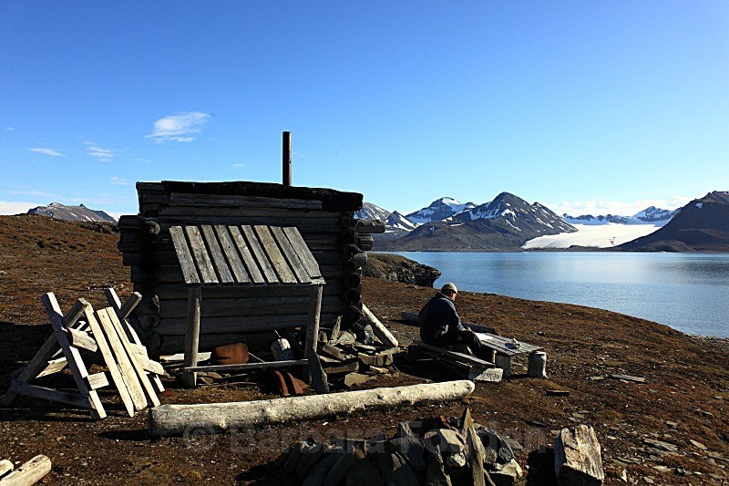 Trapper front of his hut 4204 - Autumn