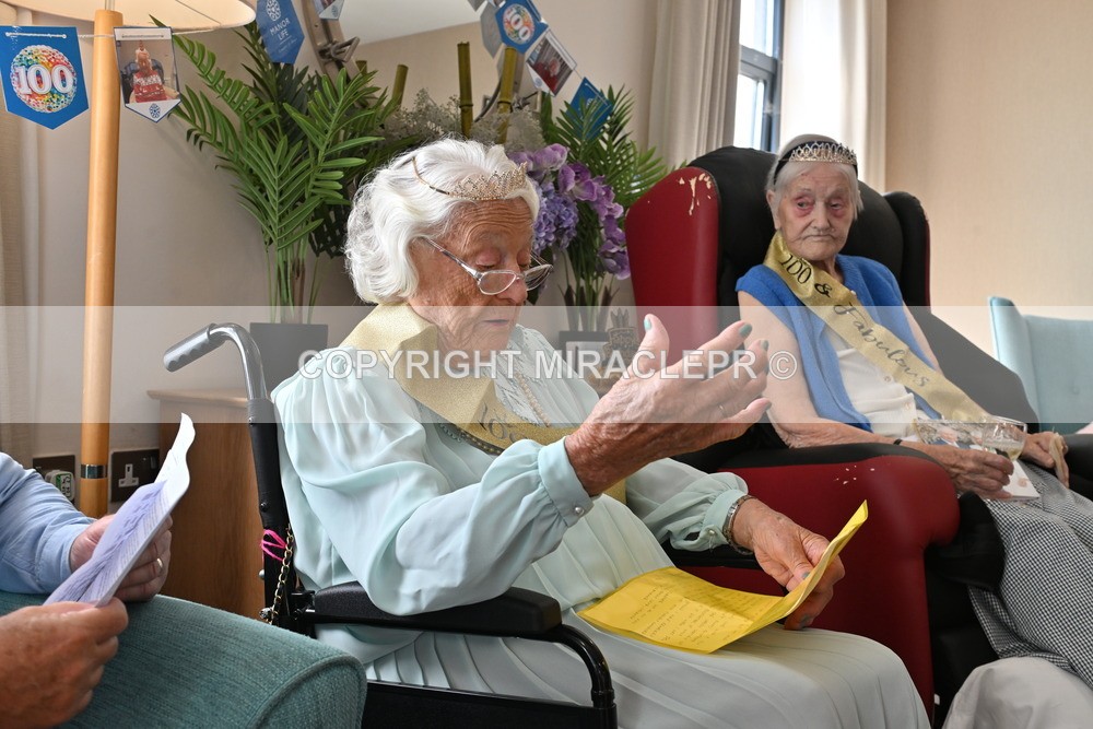AM3_1068 - Iris and Betty.