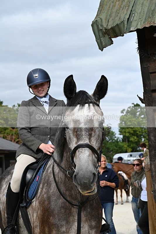 WJ6_3359 - Berks & Bucks - The Old farmhouse - Hound Exercise 20-08-25