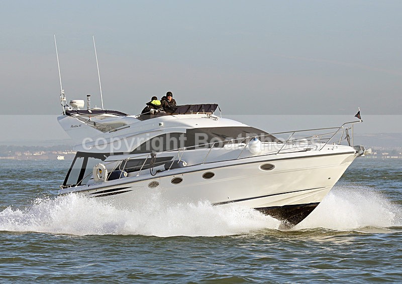 131116 VALDA FAIRLINE PHANTOM 40 WT7A3202 - Flybridge Cruisers
