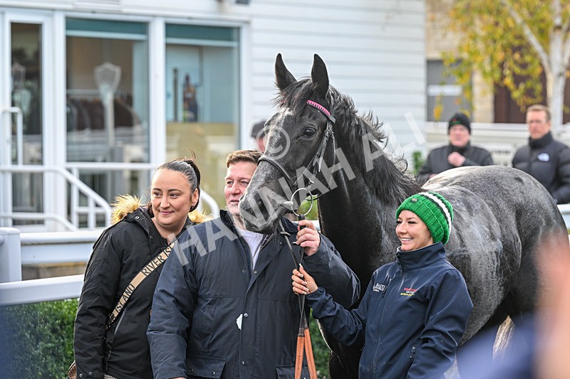 281025-Race 1-Control Room-0790 - Race 1