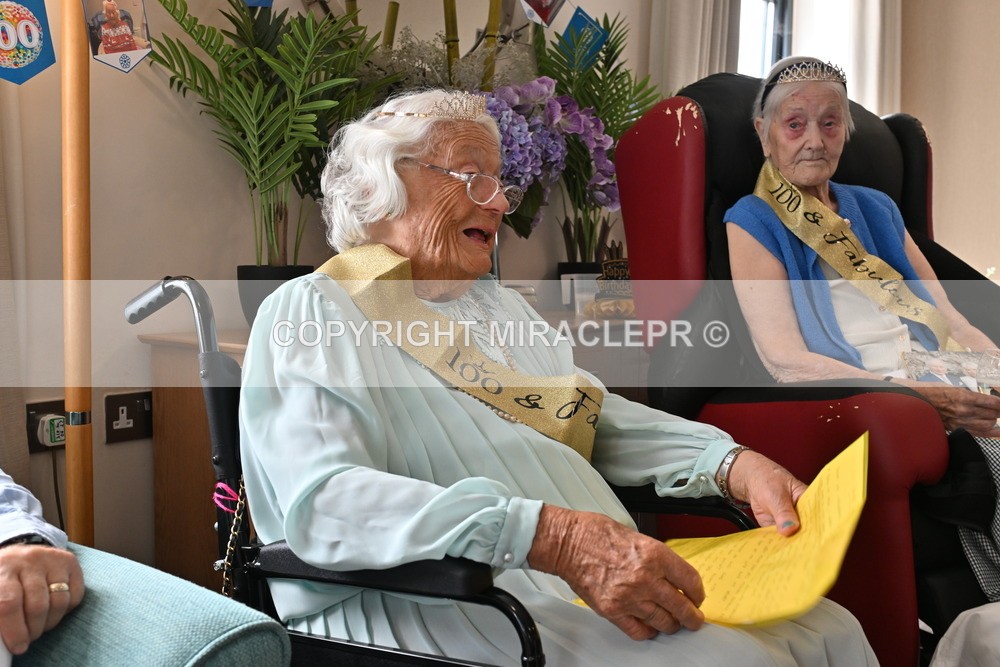 AM3_1114 - Iris and Betty.