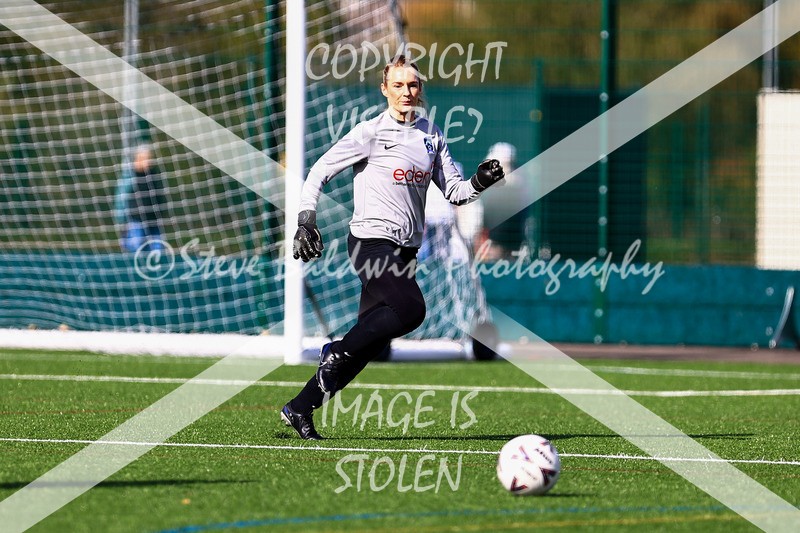 1DX30373 - 2025-10-05 FC Abbey Meads Ladies V Purton  Kingsdown FC Ladies