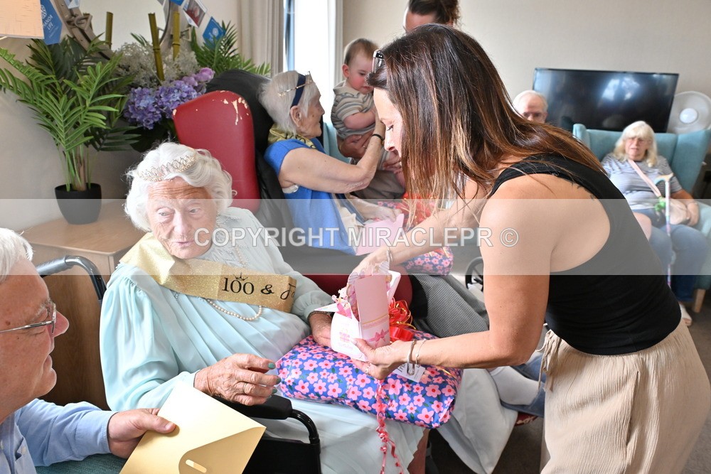 AM3_1415 - Iris and Betty.