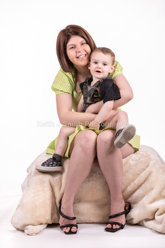 2KJS2752 - Jannie, Kristen & family. Studio