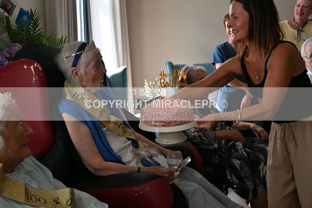 AM3_1248 - Iris and Betty.