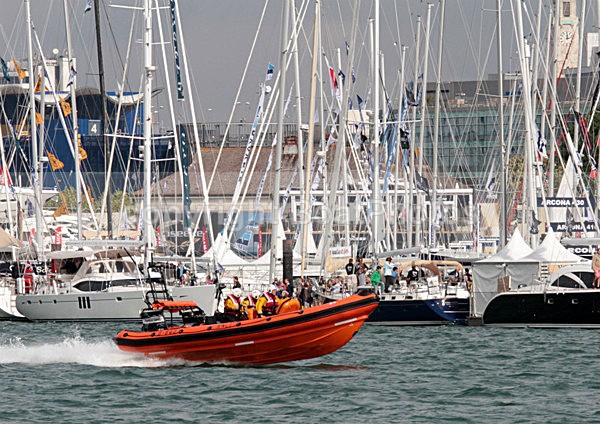 110925 SOUTHAMPTON BOAT SHOW 2011 COASTGUARD IMG_6577 - BOAT SHOWS - Southampton 2011