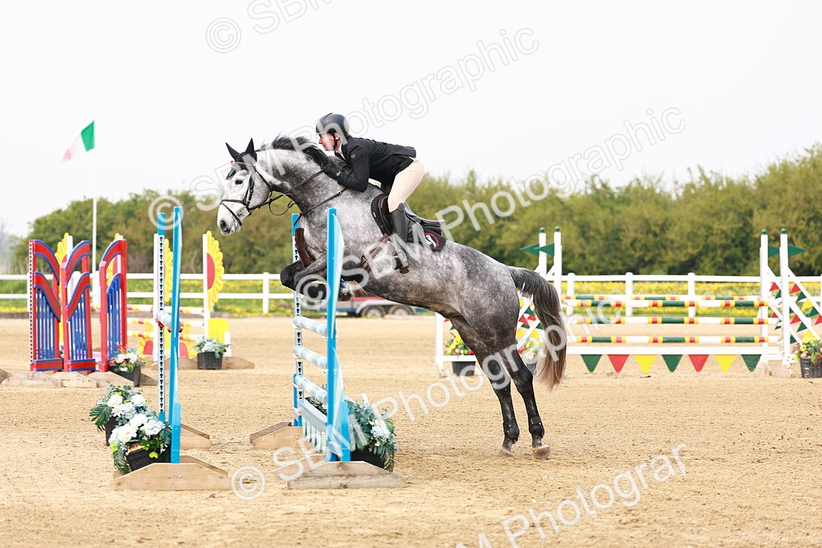 - Class 19 - Senior Foxhunter - 1.20m