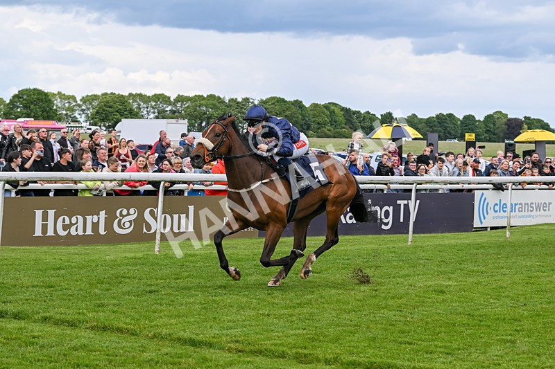 290524-Race 2-Powdering-5686 - Race 2