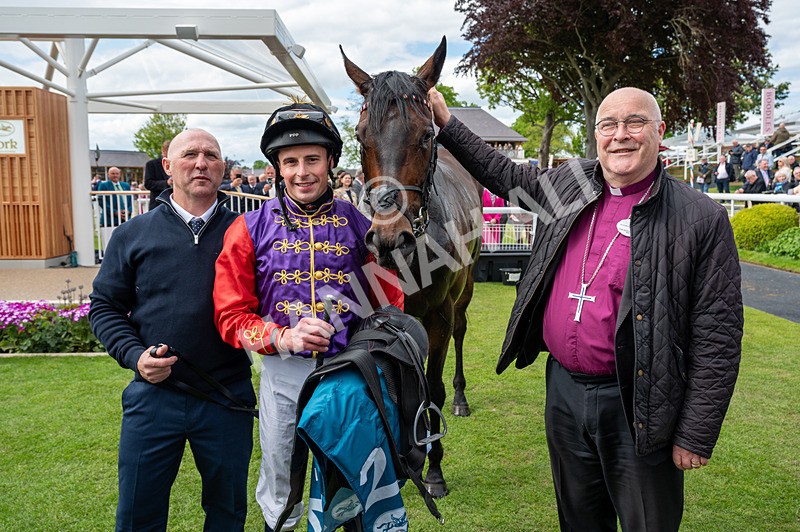 150526-Race 3-Warrant Holder-2598 - Race 3 2.55pm Support Macmillan Charity Raceday On 13 June Handicap