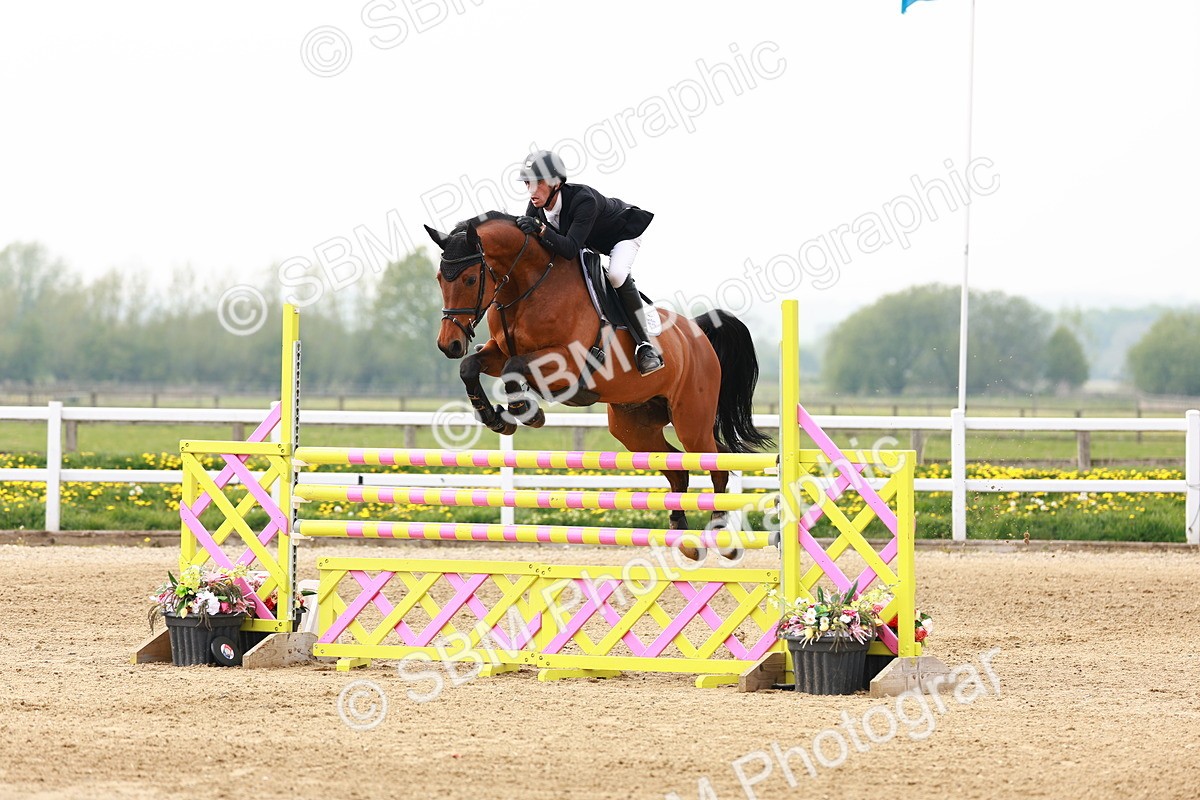  - Class 19 - Senior Foxhunter - 1.20m