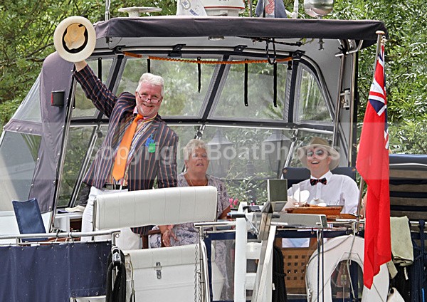 100702 MAN WITH HAT IMG_9302 - HENLEY REGATTA - FRIDAY 2nd JULY 2010