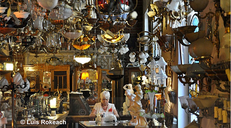 Femme en porcelaine - 'San Telmo, où les souvenirs vivent' Restaurant Le Kokob, Bruxelles