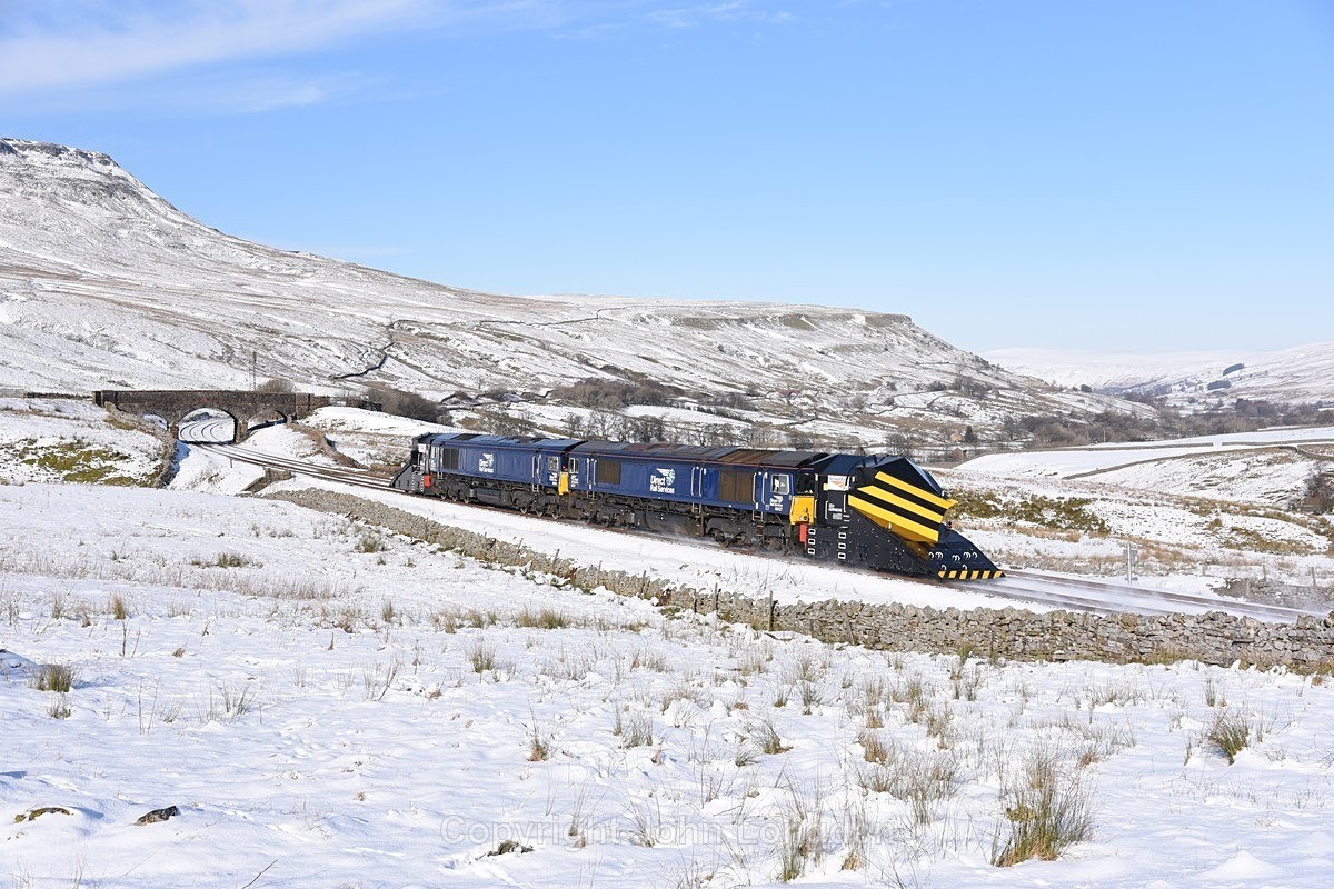 JL - 11.2.21 66433 & 66427 7Z98 Hellifield - Carlisle Yard - Ais Gill (road bridge southbound)