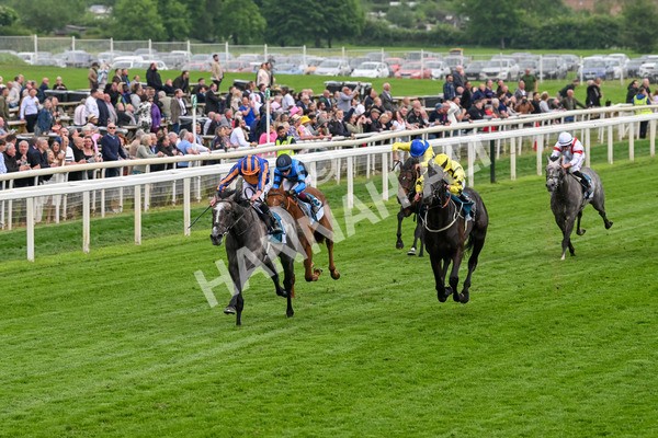 160524-Race 7-London City-6833 - Race 7 5.20pm Collective Green Energy Handicap