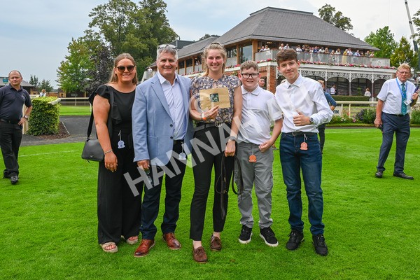 100923-Race 7-Looking For Lynda-7614 - Race 7 4.55pm Brian Taylor 50 Not Out Apprentice Handicap