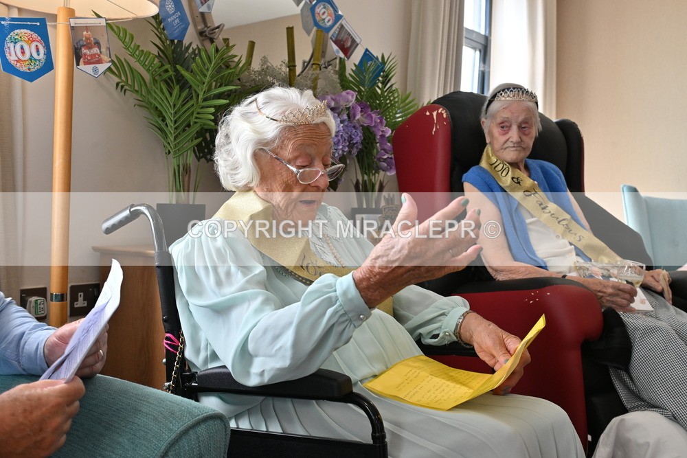 AM3_1067 - Iris and Betty.