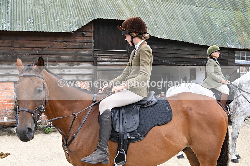 WJ6_3545 - Berks & Bucks - The Old farmhouse - Hound Exercise 20-08-25
